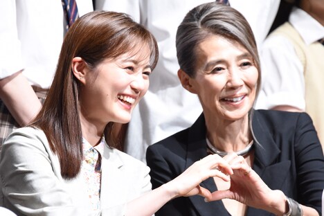 ハートマークを作る生田絵梨花(左)と萬田久子(右)。