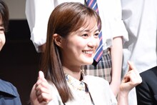 指ハートをする生田絵梨花。