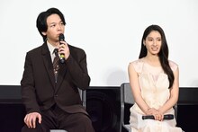 土屋太鳳（右）と共演した印象を話す中村倫也（左）。