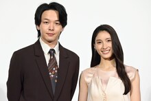 ドラマ「Shrink―精神科医ヨワイ―」出演者会見の様子。左から中村倫也、土屋太鳳。