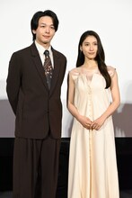 中村倫也（左）と土屋太鳳（右）。