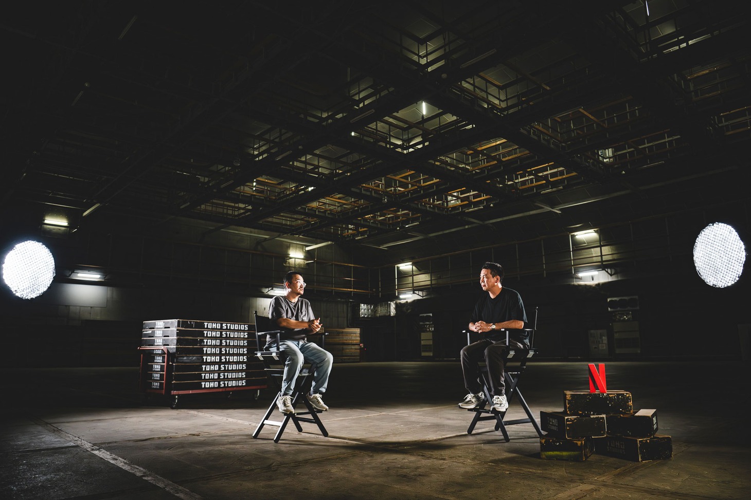 ヨン・サンホ（左）と片山慎三（右）の対談風景。