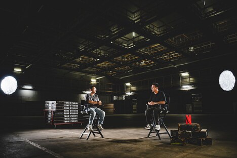 ヨン・サンホ（左）と片山慎三（右）の対談風景。