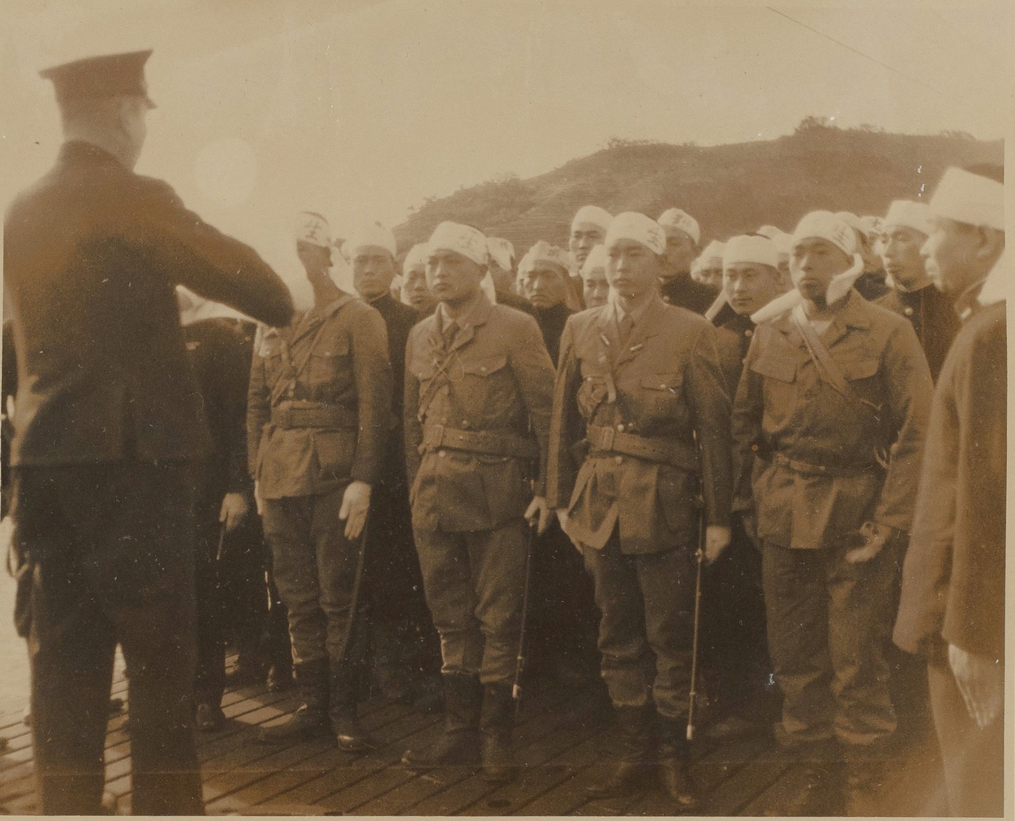 「新・ドキュメント太平洋戦争1944 絶望の空の下で」より、特攻作戦に向かう若者たち。（写真：「回天特別攻撃隊関係写真帳」防衛研究所戦史研究センター）
