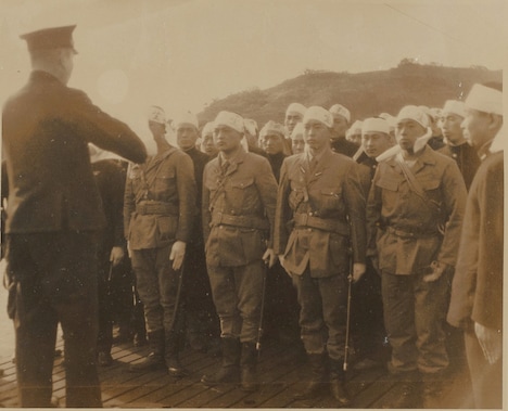 「新・ドキュメント太平洋戦争1944 絶望の空の下で」より、特攻作戦に向かう若者たち。(写真:「回天特別攻撃隊関係写真帳」防衛研究所戦史研究センター)