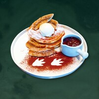 迫るゴジラ！ ナッツごろごろトフィーソースの全粒粉パンケーキ（2200円）