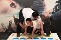 ツイスター対決をする津田篤宏（手前）とジャンボたかお（奥）。