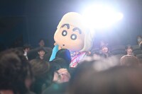 観客の“おねいさん”たちに次々と話しかけるしんちゃん。