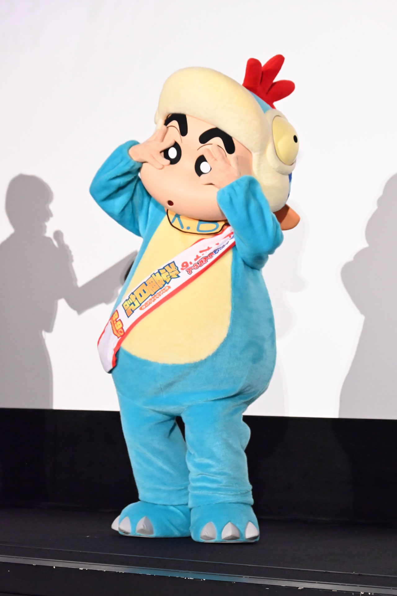 恐竜ルックの野原しんのすけ。