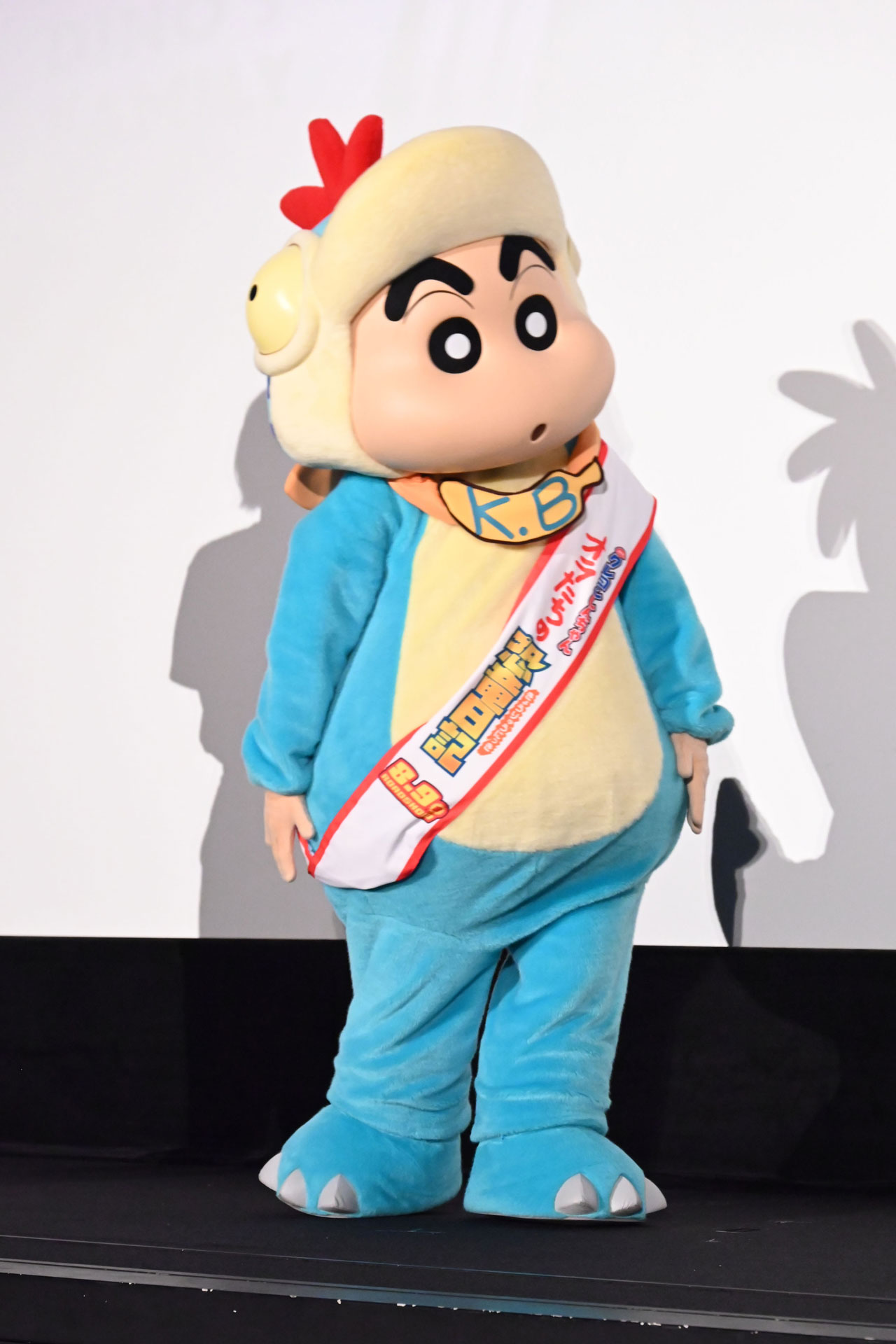 恐竜ルックの野原しんのすけ。