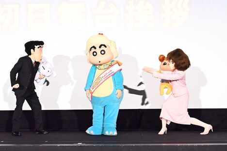 ひろし(左)とみさえ(右)に叱られるしんちゃん(中央)。