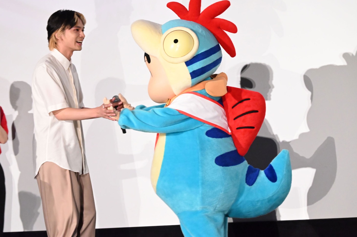しんちゃん（右）と握手する北村匠海（左）。