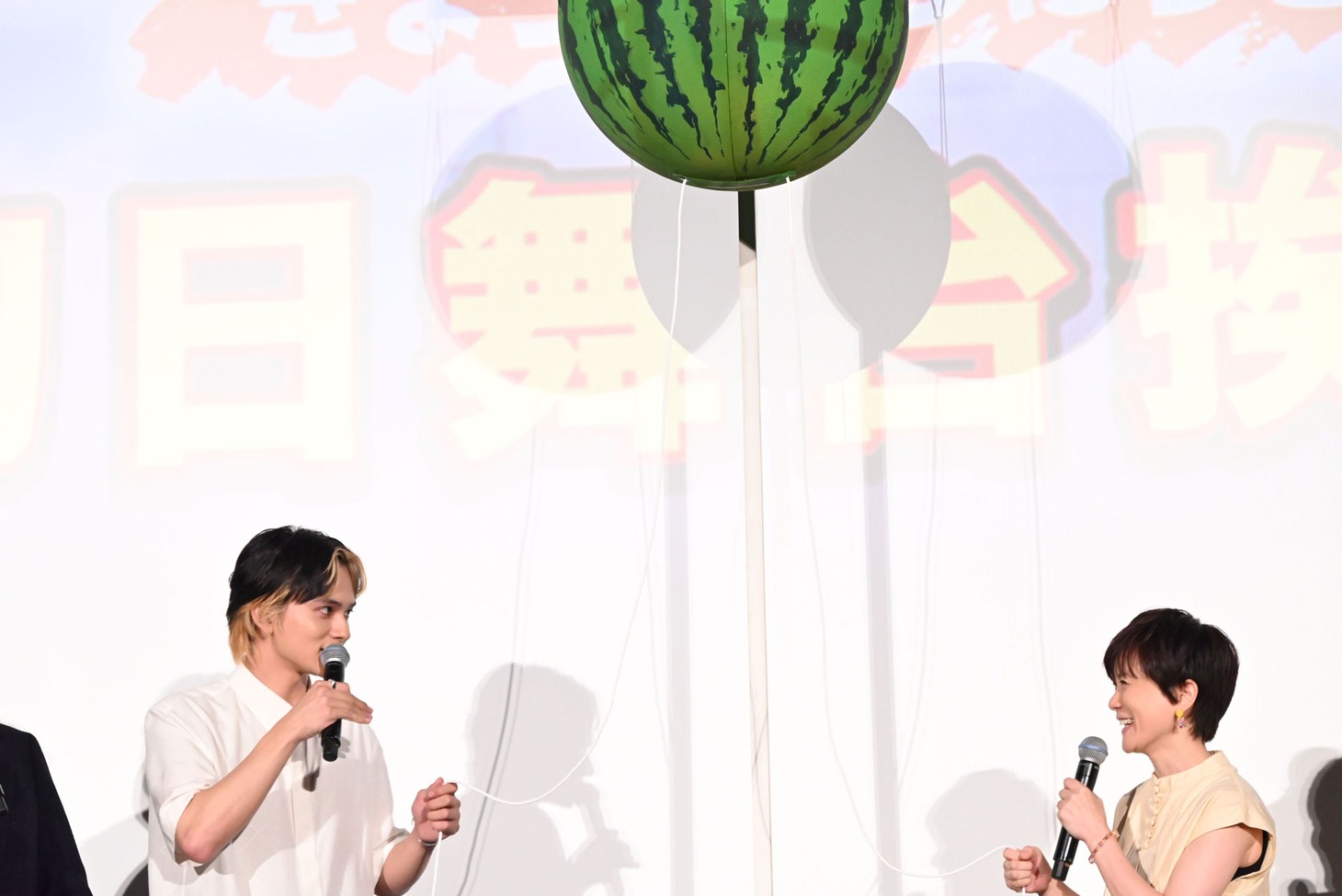 一発本番のくす玉割りに緊張して入念に練習する北村匠海（左）と小林由美子（右）。