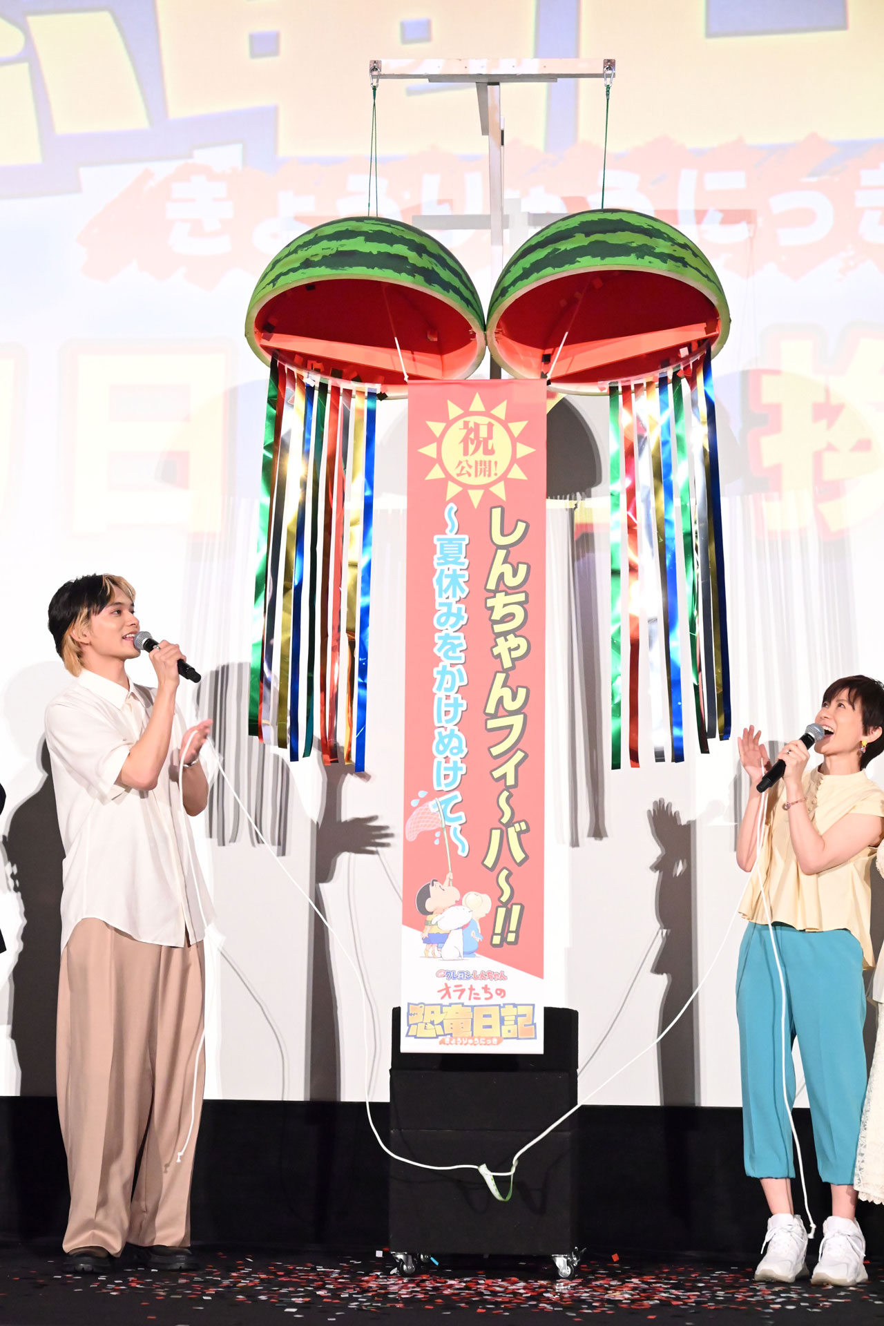 無事にくす玉割りを成功させた北村匠海（左）と小林由美子（右）。