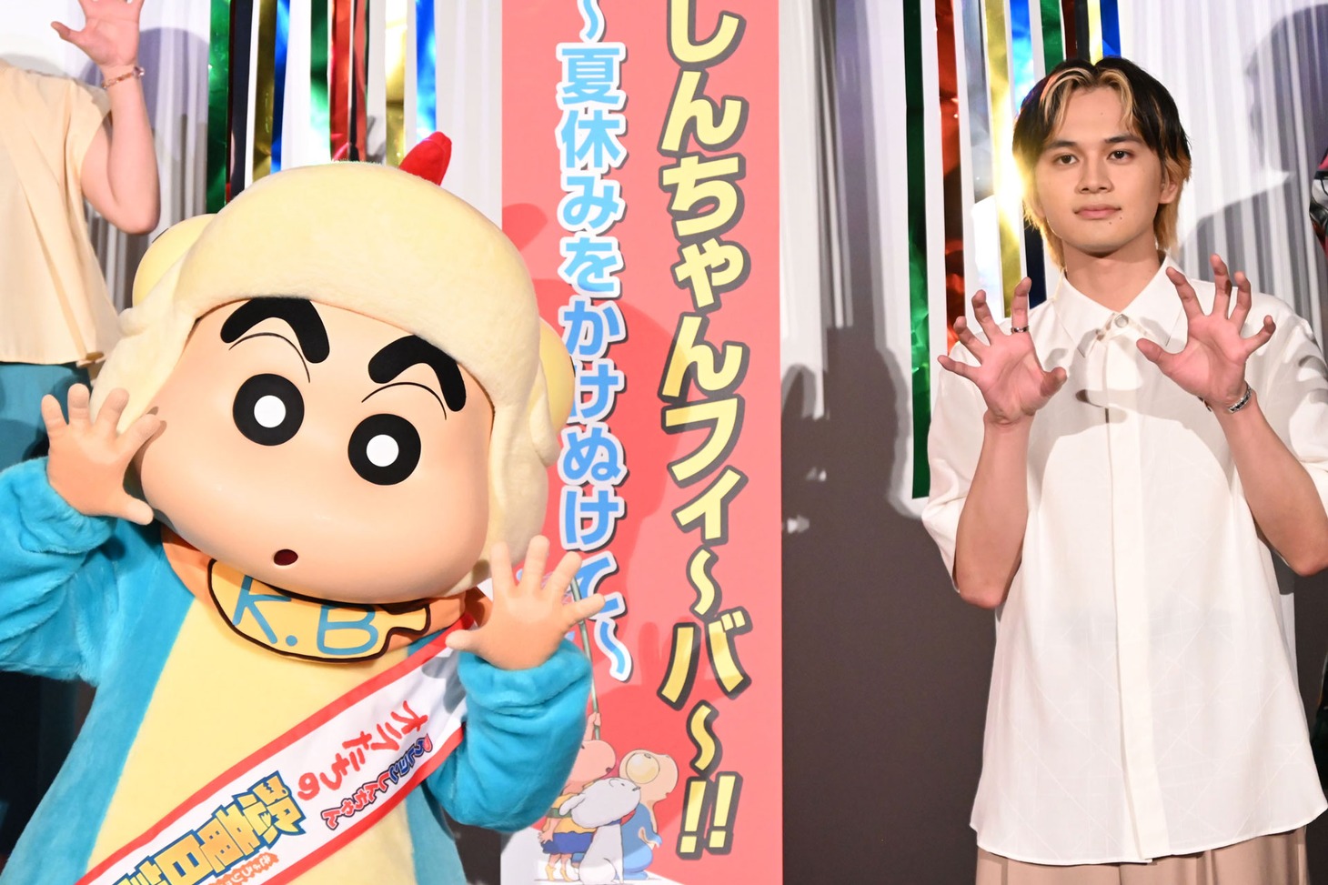 「映画クレヨンしんちゃん オラたちの恐竜日記」初日舞台挨拶の様子。左から野原しんのすけ、北村匠海。