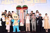 前列左から野原ひろし、シロ、野原ひまわり、野原みさえ、野原しんのすけ、北村匠海、畠中悠、伊藤俊介、戸松遥。後列左から森川智之、ならはしみき、小林由美子、こおろぎさとみ、真柴摩利。