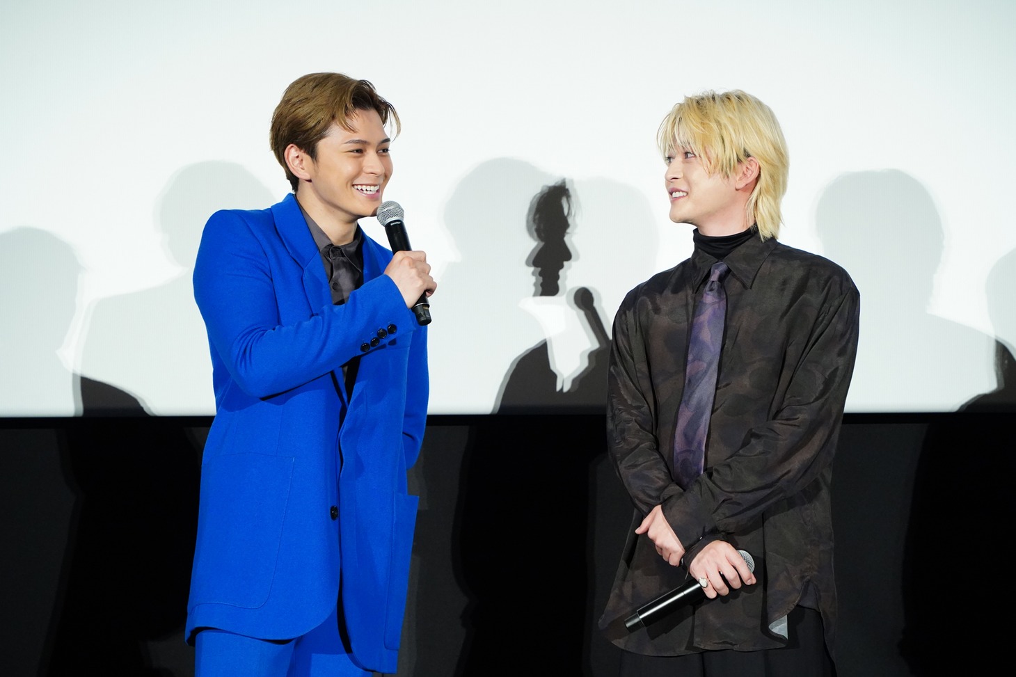 左から眞栄田郷敦、高橋文哉。