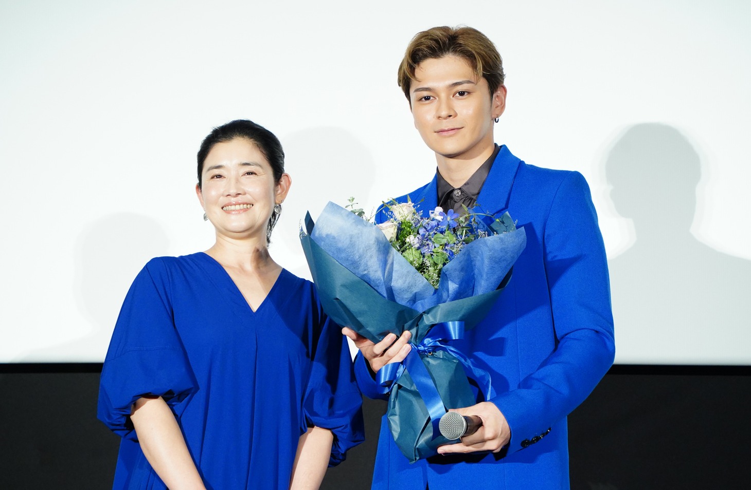 左から石田ひかり、眞栄田郷敦。