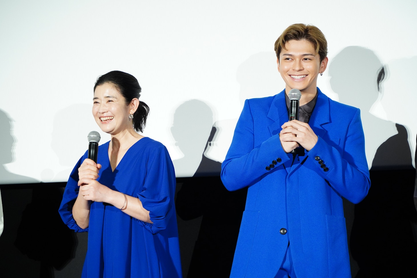 客席から登壇してくるやすを見つめる眞栄田郷敦（右）と石田ひかり（左）。