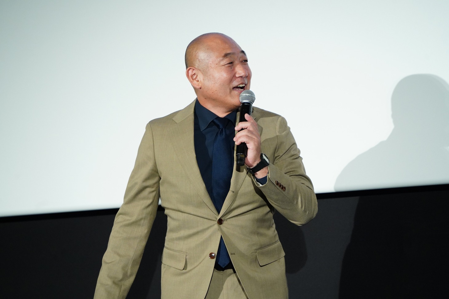舞台挨拶の終盤に登壇したやす。