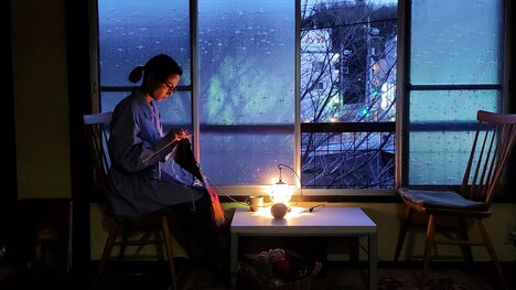 「キノコヤ5周年記念短編集『青い鳥』」より、「大地のマフラーを編みつなぐ」場面写真。