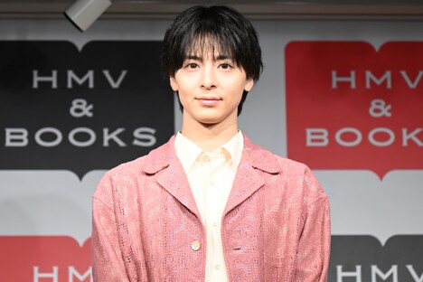 緊張気味の高杉真宙。