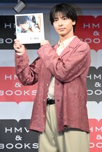 「I/my」を手にする高杉真宙。