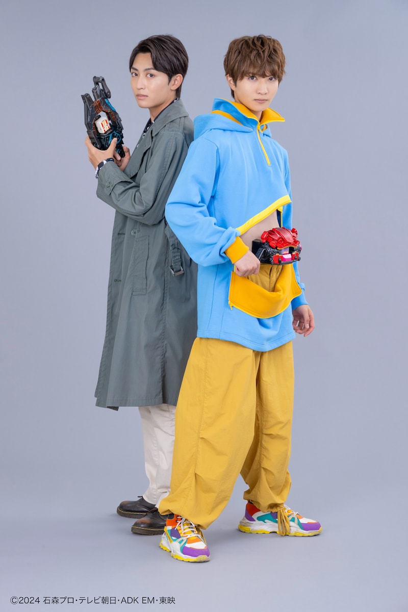 「仮面ライダーガヴ」より、左から日野友輔が演じる辛木田絆斗、知念英和が扮するショウマ。