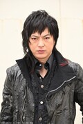 「仮面ライダーガヴ」より、塚本高史が演じるランゴ・ストマック。