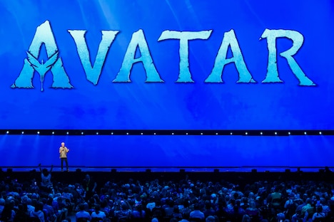 「アバター：ファイヤー・アンド・アッシュ（原題）」のプレゼンテーションに登壇したジェームズ・キャメロン。