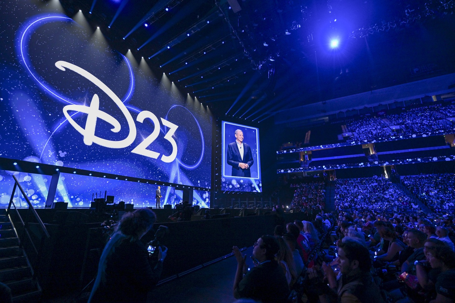 ディズニー・エンターテイメント・ショーケースに登壇したCEOのボブ・アイガー。