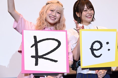 左から青山吉能、鈴代紗弓。