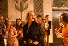 「エストニアの聖なるカンフーマスター」より、ウルセル・ティルク演じる主人公ラファエル（中央）