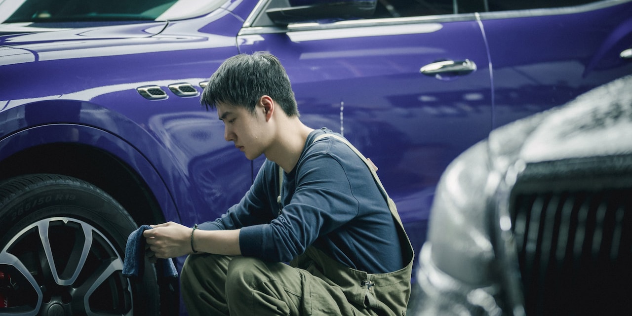 ワン・イーボーがタイヤを洗い、ダンス練習に励む「熱烈」新写真5点