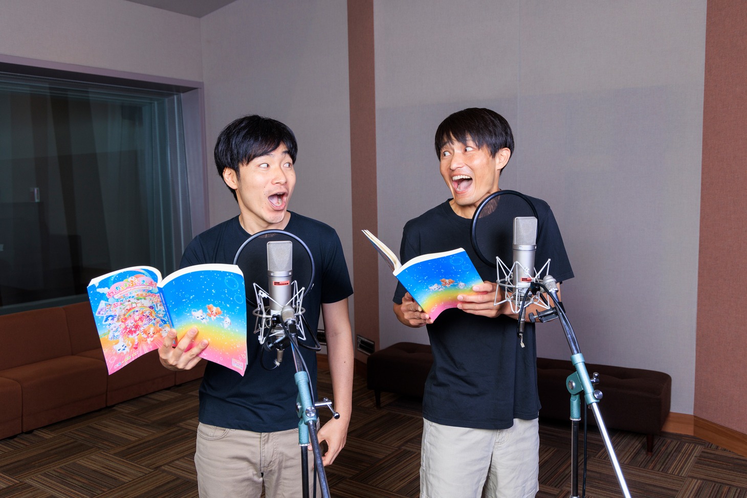 「わんだふるぷりきゅあ！ざ・むーびー！ ドキドキ♡ゲームの世界で大冒険！」のアフレコ現場より、左から後藤淳平、福徳秀介。