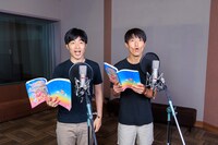 「わんだふるぷりきゅあ！ざ・むーびー！ ドキドキ♡ゲームの世界で大冒険！」のアフレコ現場より、左から後藤淳平、福徳秀介。