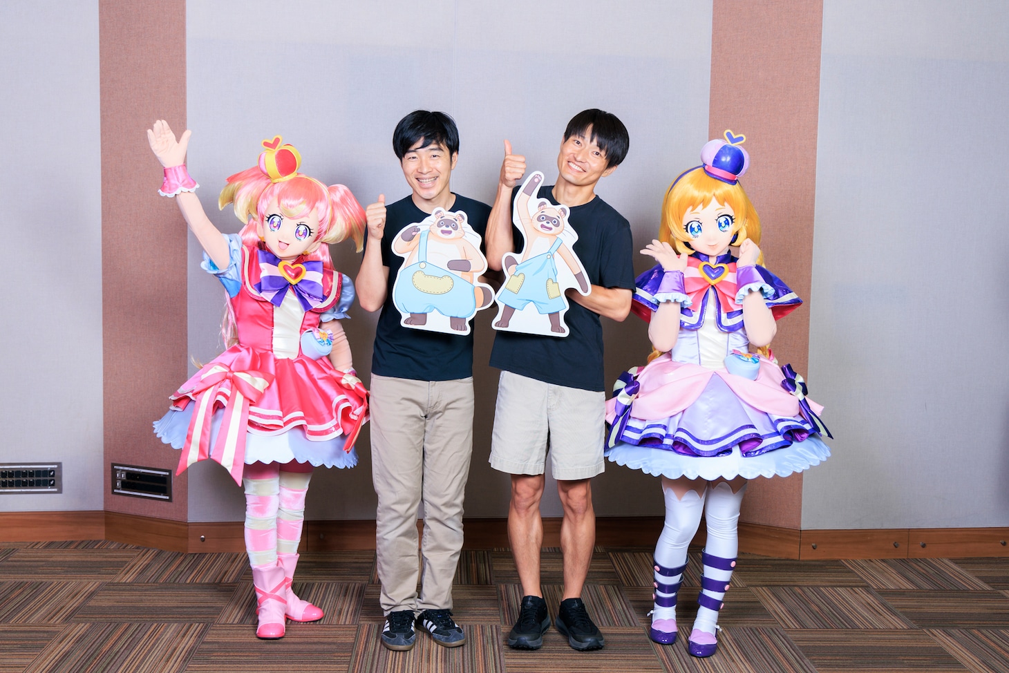 キュアワンダフル（左端）と、キュアフレンディ（右端）に挟まれるジャルジャル。