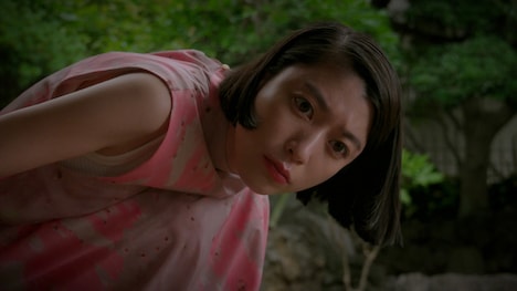 「怖い絵本 season7」の「かくれんぼねこ」より、成海璃子演じる猫を探す女性。