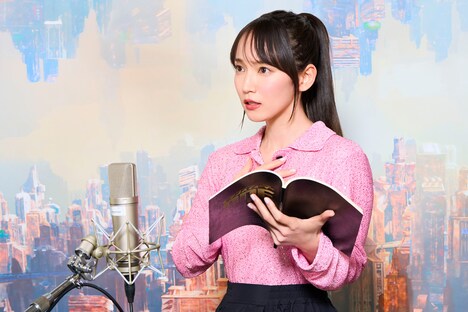 「トランスフォーマー／ONE」のアフレコをする吉岡里帆。