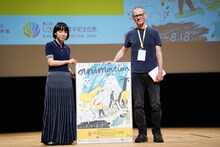 左から宮崎しずか、ステファン・オビエ。