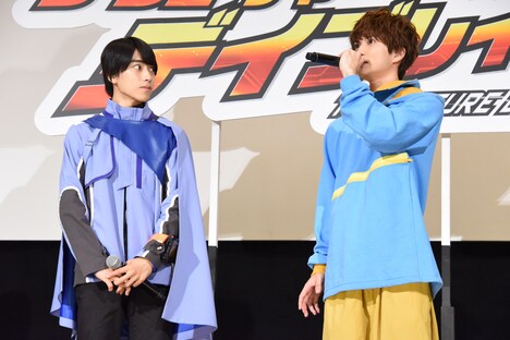 左から本島純政、知念英和。