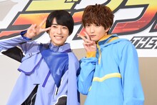 左から本島純政、知念英和。