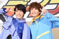 仲良くピースする本島純政（左）と知念英和（右）。