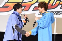 好きなお菓子はチョコ派だという本島純政（左）と知念英和（右）が握手を交わした場面。