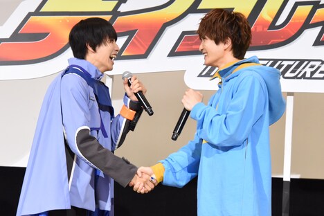 好きなお菓子はチョコ派だという本島純政（左）と知念英和（右）が握手を交わした場面。