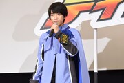 仮面ライダーガッチャードの変身ポーズを披露する本島純政。
