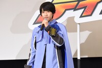 仮面ライダーガッチャードの変身ポーズを披露する本島純政。