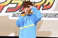 仮面ライダーガヴの変身ポーズを披露する知念英和。