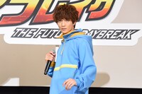 仮面ライダーガヴの変身ポーズを披露する知念英和。