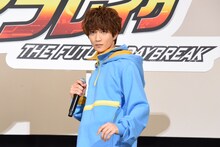 仮面ライダーガヴの変身ポーズを披露する知念英和。